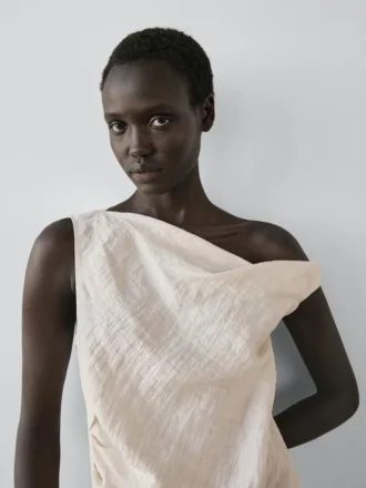 Asymmetrisches Oberteil mit Knotendetail