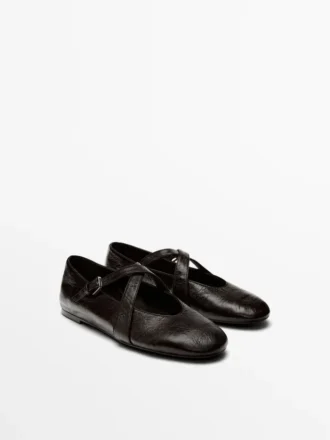 Ballerinas mit gekreuzten Riemen und Schnalle