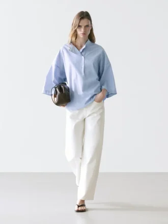 Fließende Bluse mit geknöpftem Kragen