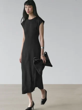 Fließendes Kleid mit kurzen Ärmeln