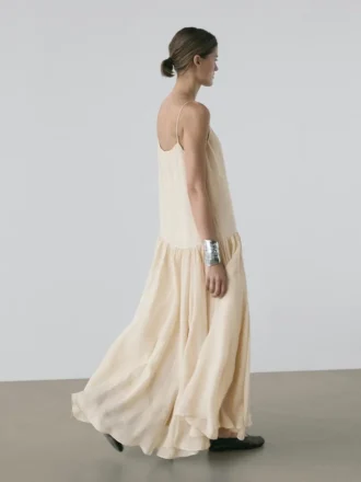 Fließendes Midikleid mit Plissee-Detail