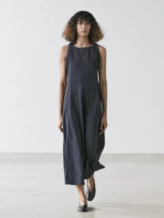 Fließendes Midikleid mit Schnallen