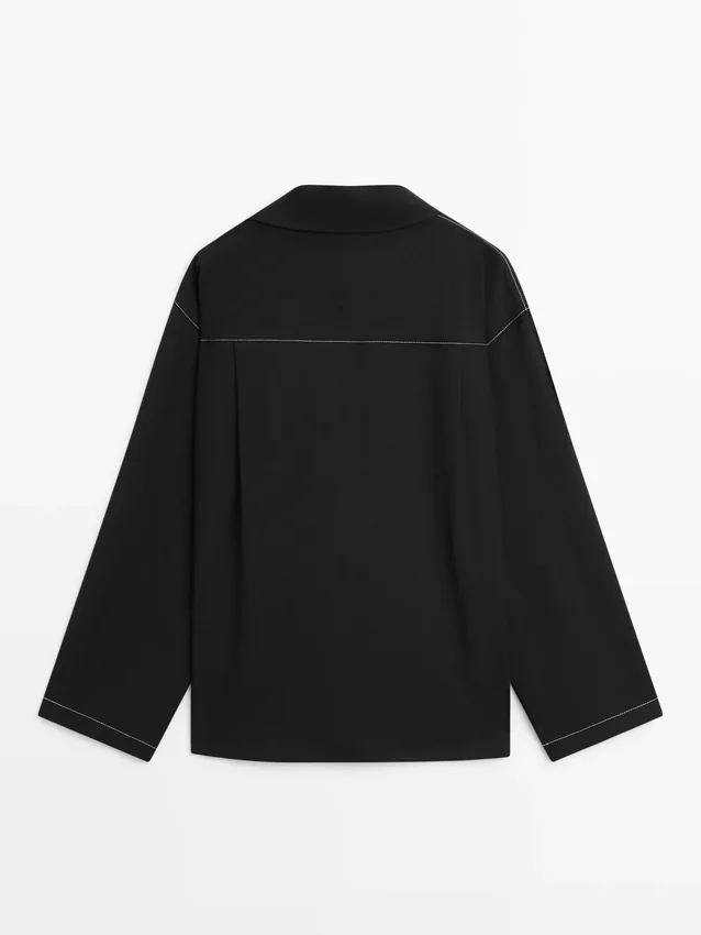 Fließendes Overshirt aus Wollmischung mit Taschendetails Fließendes Overshirt aus Wollmischung mit Taschendetails