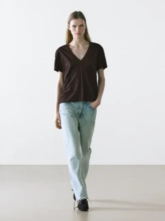 Fließendes T-Shirt mit V-Ausschnitt