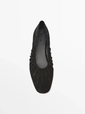 Geraffte Ballerinas aus Spaltleder