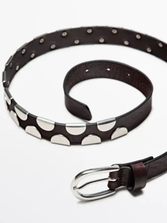 Gürtel mit Metallapplikationen