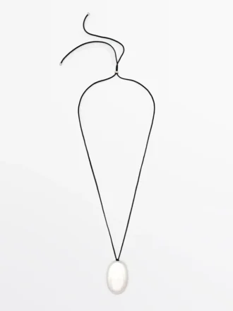 Halskette aus Lederkordel mit Metallteil