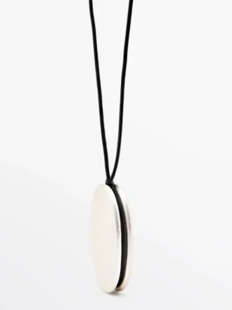 Halskette aus Lederkordel mit Metallteil