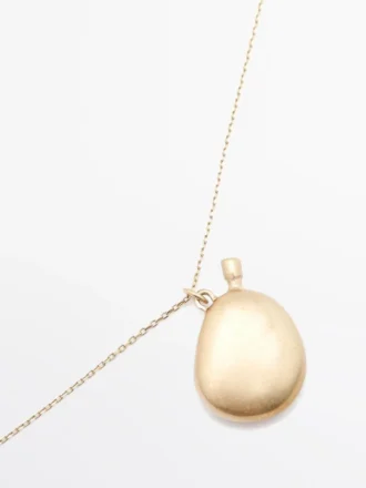 Halskette mit Metallanhänger