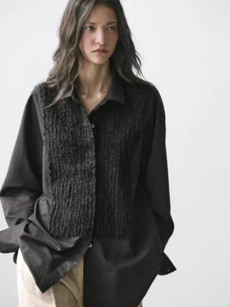 Hemd mit Latz und Stickerei