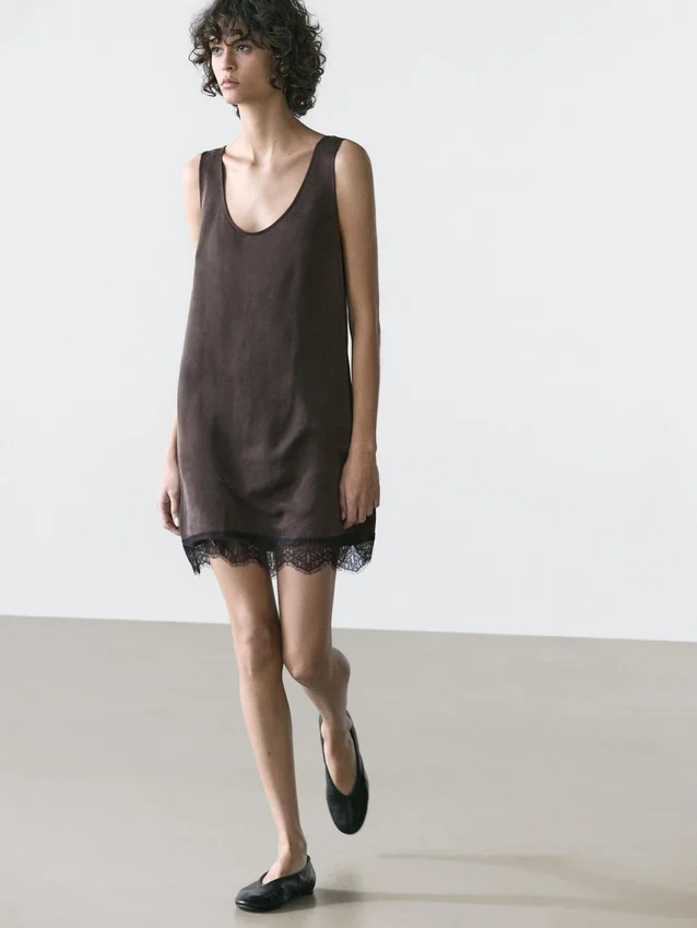 Kurzes, fließendes Kleid mit Spitzendetails Kurzes, fließendes Kleid mit Spitzendetails