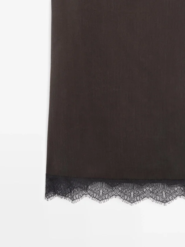 Kurzes, fließendes Kleid mit Spitzendetails Kurzes, fließendes Kleid mit Spitzendetails