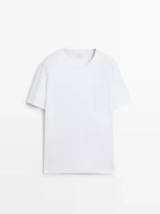 Kurzärmeliges Pyjama-Oberteil und gestreifte Hose