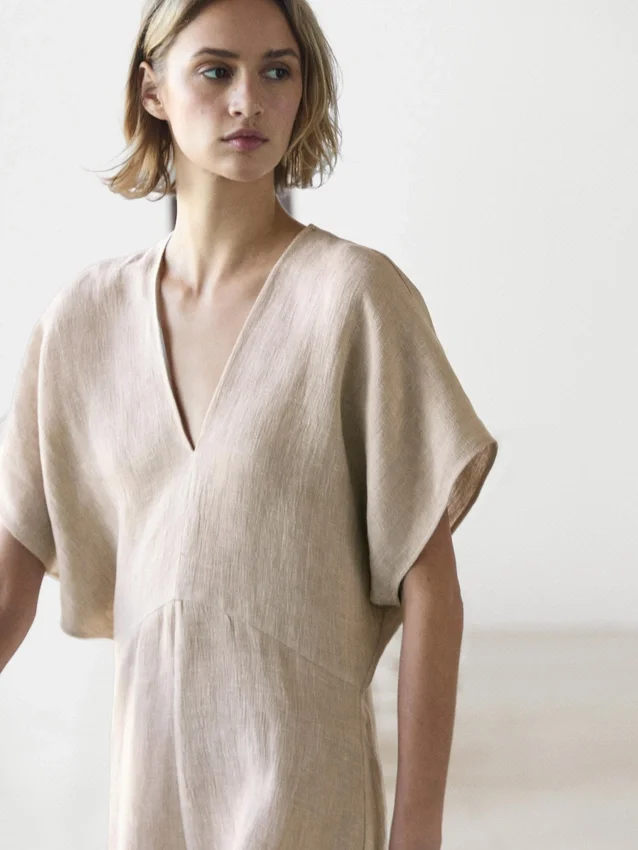 Leichtes, kurzärmeliges Midi-Kleid aus Leinen Leichtes, kurzärmeliges Midi-Kleid aus Leinen