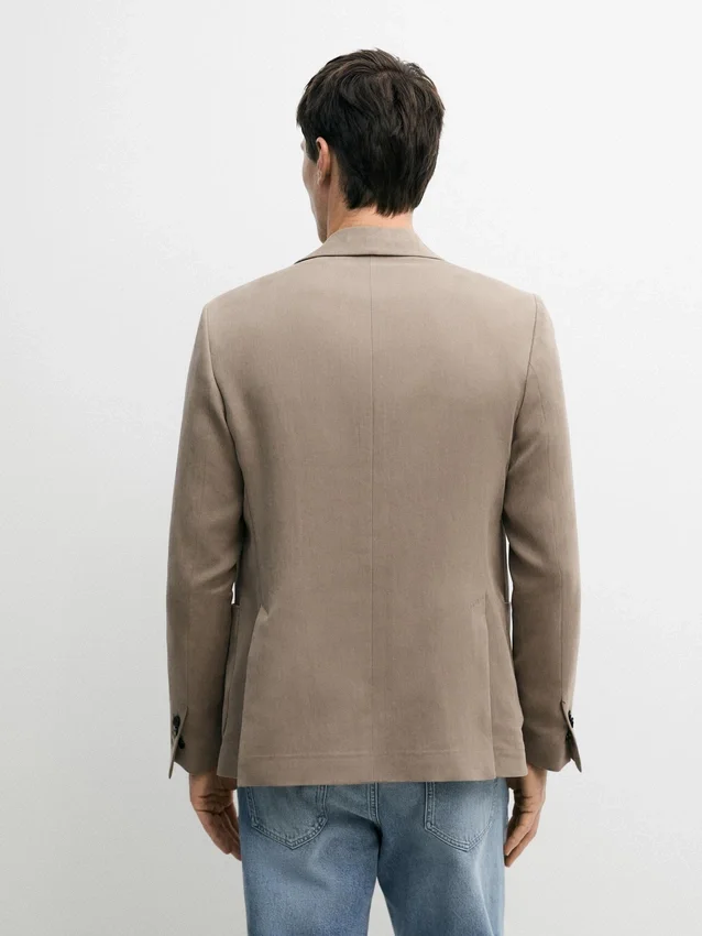 Maßgeschneiderter Leinen-Blazer mit Taschendetails Maßgeschneiderter Leinen-Blazer mit Taschendetails