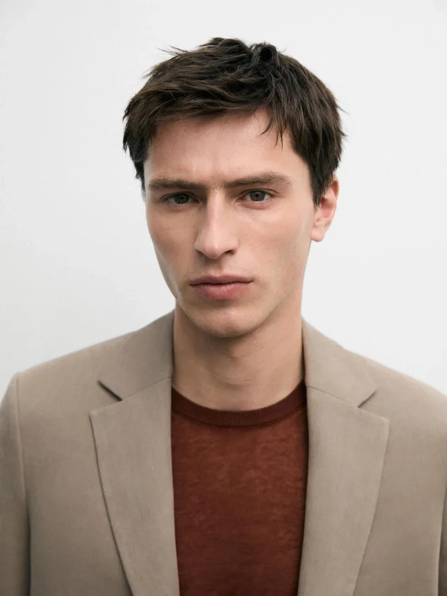 Maßgeschneiderter Leinen-Blazer mit Taschendetails Maßgeschneiderter Leinen-Blazer mit Taschendetails