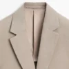 Maßgeschneiderter Leinen-Blazer mit Taschendetails Maßgeschneiderter Leinen-Blazer mit Taschendetails
