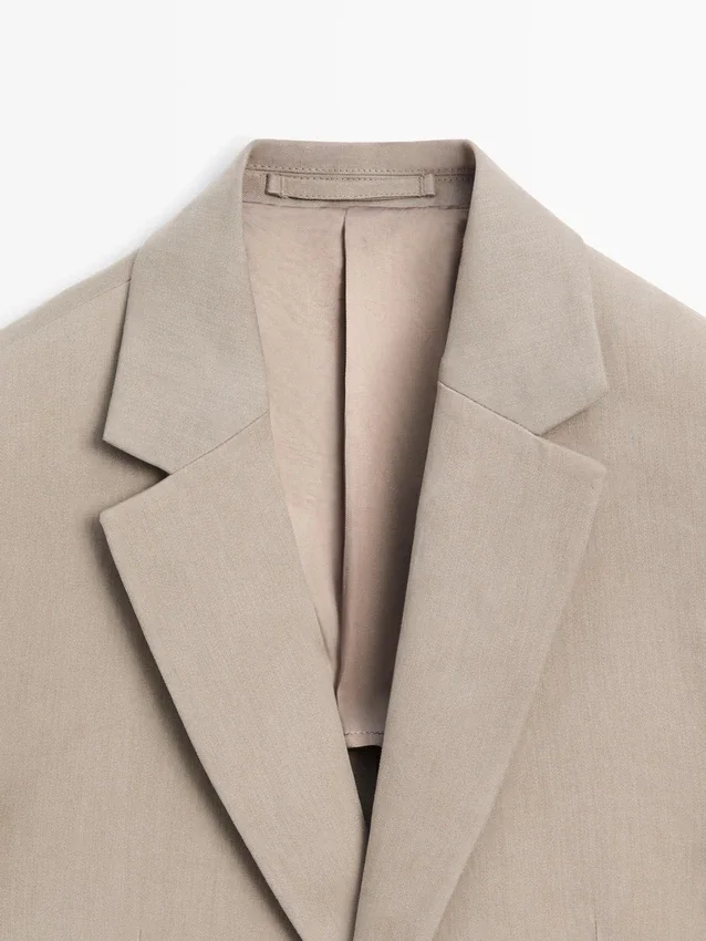 Maßgeschneiderter Leinen-Blazer mit Taschendetails Maßgeschneiderter Leinen-Blazer mit Taschendetails