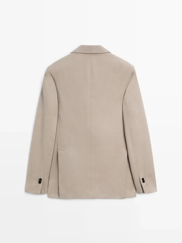 Maßgeschneiderter Leinen-Blazer mit Taschendetails Maßgeschneiderter Leinen-Blazer mit Taschendetails