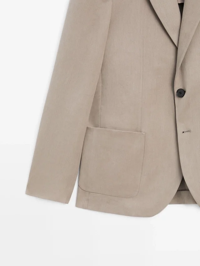 Maßgeschneiderter Leinen-Blazer mit Taschendetails Maßgeschneiderter Leinen-Blazer mit Taschendetails