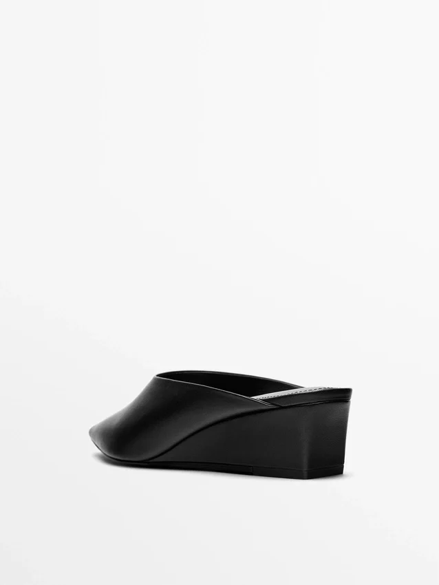 Mules mit Keilabsatz Mules mit Keilabsatz