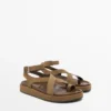 Sandalen mit gekreuzten Riemen