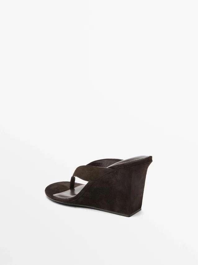 Sandalen mit Keilabsatz aus Spaltleder Sandalen mit Keilabsatz aus Spaltleder