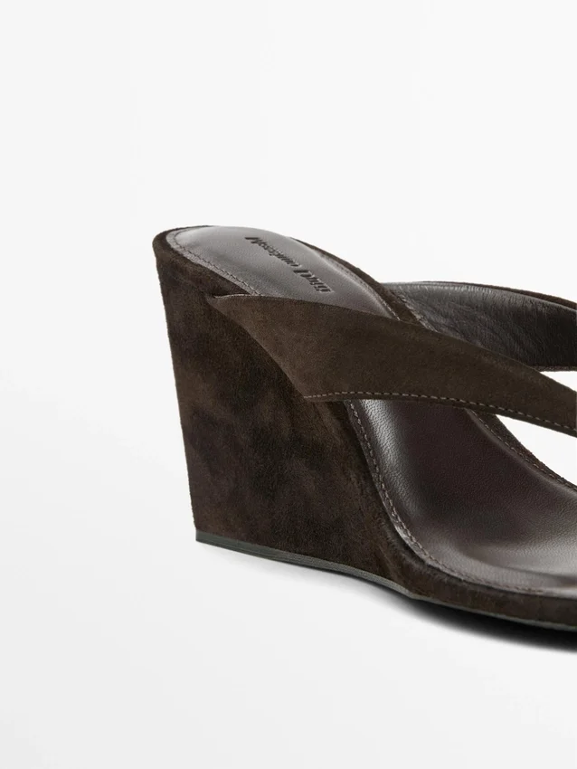 Sandalen mit Keilabsatz aus Spaltleder Sandalen mit Keilabsatz aus Spaltleder