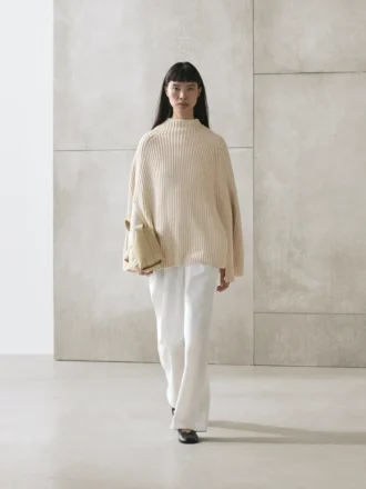 Strickcape mit Schlitzdetails