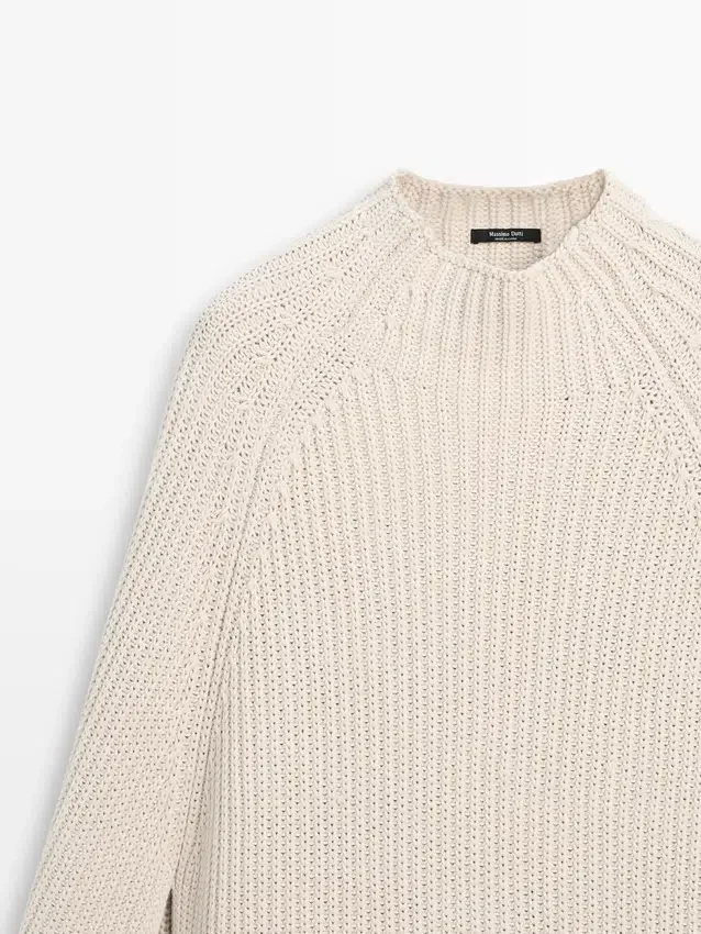 Strickcape mit Schlitzdetails Strickcape mit Schlitzdetails