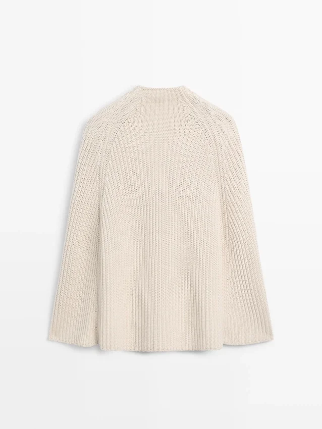 Strickcape mit Schlitzdetails Strickcape mit Schlitzdetails