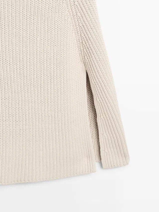 Strickcape mit Schlitzdetails Strickcape mit Schlitzdetails