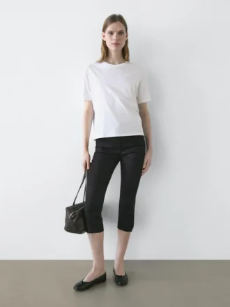 T-Shirt mit normaler Passform und kurzen Ärmeln