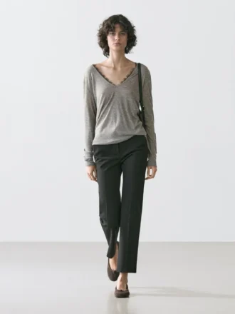 T-Shirt mit V-Ausschnitt und Spitzendetail