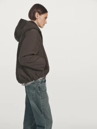 wasserabweisende bomberjacke mit kapuze 2 330x440 - Wasserabweisende Bomberjacke mit Kapuze